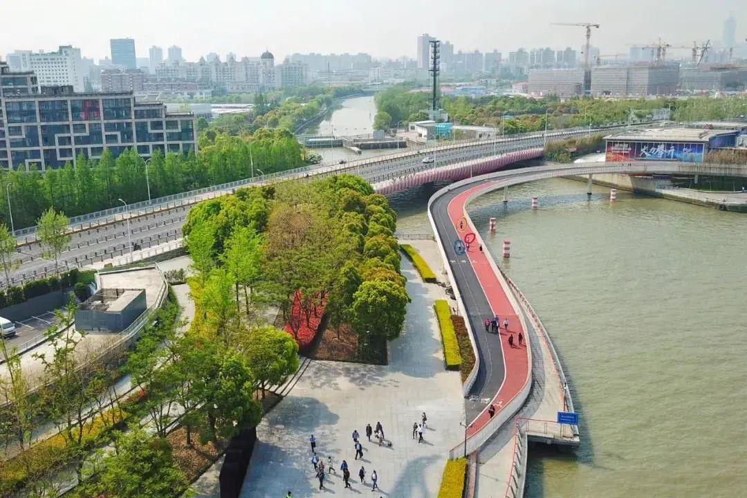 最新喜剧组合，欢乐探索自然美景的旅程