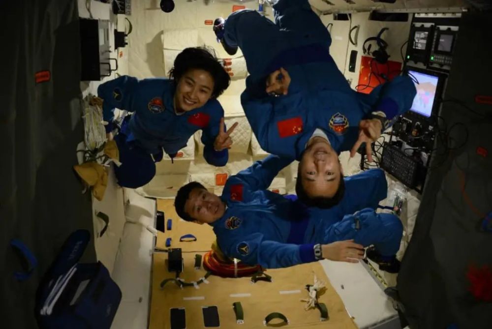 中国载人航天飞行的星辰之旅，日常温馨与探索同行